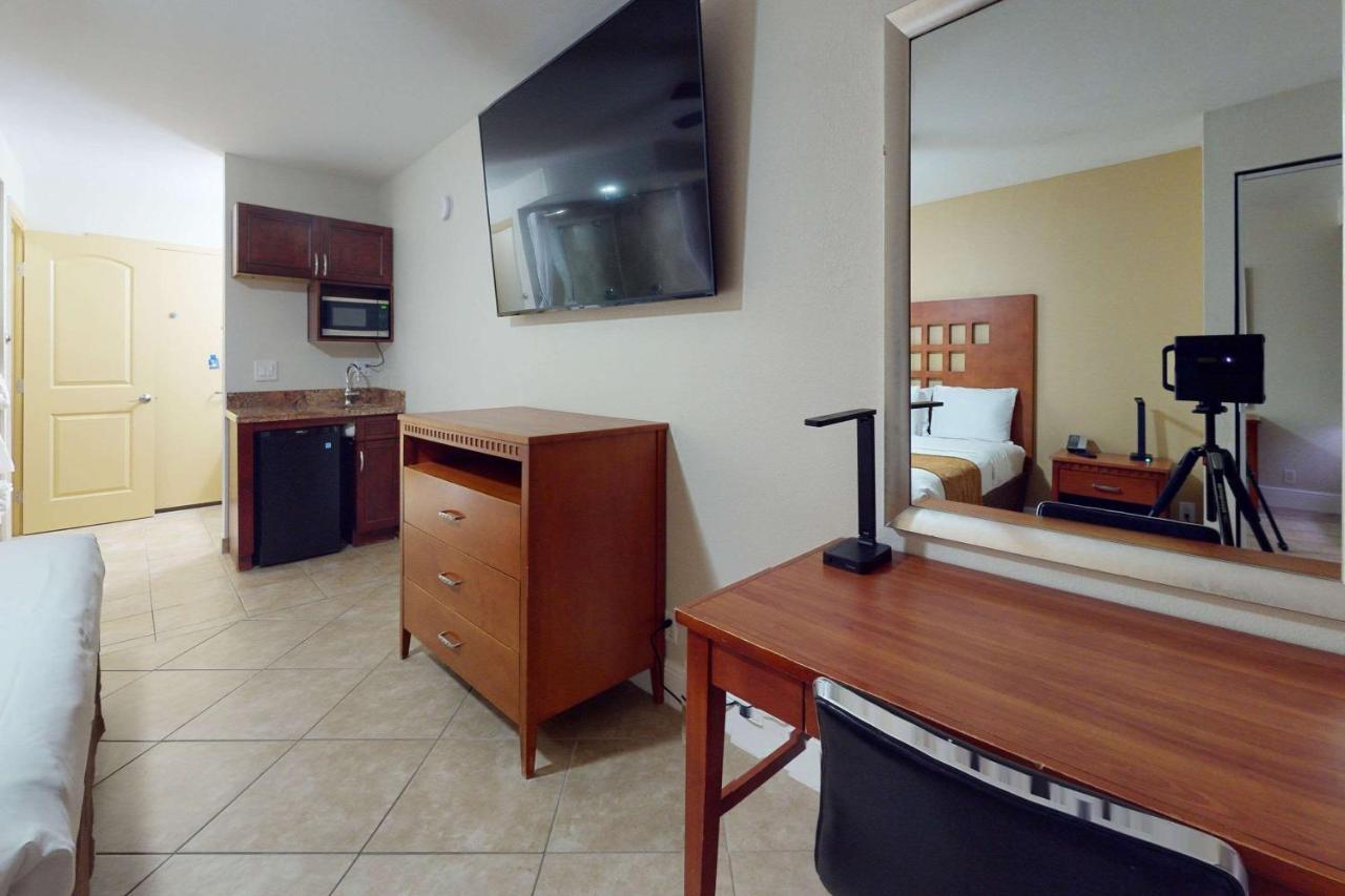 Rodeway Inn & Suites Fort Lauderdale Airport & Cruise Port Dania Beach Exterior photo