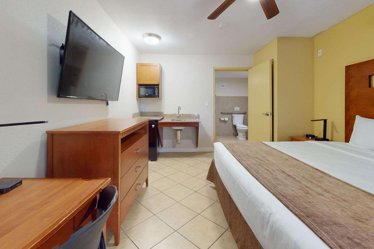 Rodeway Inn & Suites Fort Lauderdale Airport & Cruise Port Dania Beach Exterior photo